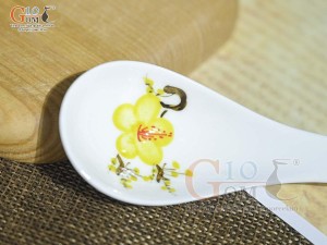 Thìa cơm men trắng vẽ hoa Mai vàng