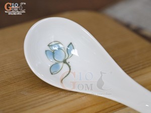 Thìa cơm men trắng vẽ hoa Sen xanh