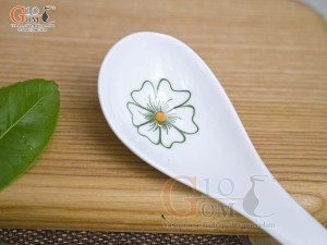 Thìa cơm men trắng vẽ ngàn hoa