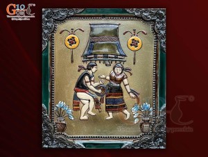 Tranh gốm đắp nổi điệu múa Cồng Chiêng Tây Nguyên viền ngọc, 38x34cm Tranh gốm đắp nổi điệu múa Cồng Chiêng Tây Nguyên viền ngọc, 38x34cm