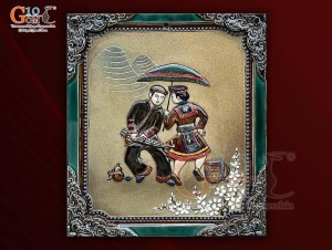 Tranh gốm đắp nổi điệu múa Khèn Tây Bắc viền ngọc, 38x34cm Tranh gốm đắp nổi điệu múa Khèn Tây Bắc viền ngọc, 38x34cm