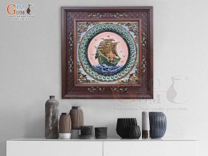 Tranh gốm đắp nổi Thuận Buồm Xuôi Gió, 50x50cm (Khung gỗ Gụ) Tranh gốm đắp nổi Thuận Buồm Xuôi Gió, 50x50cm (Khung gỗ Gụ)