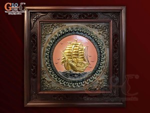 Tranh gốm đắp nổi Thuận Buồm Xuôi Gió dát vàng, 50x50cm (Khung gỗ Gụ)