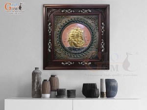 Tranh gốm đắp nổi Thuận Buồm Xuôi Gió dát vàng, 50x50cm (Khung gỗ Gụ) Tranh gốm đắp nổi Thuận Buồm Xuôi Gió dát vàng, 50x50cm (Khung gỗ Gụ)