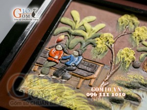 Tranh gốm đất đỏ họa tiết Chị em, 45x55cm