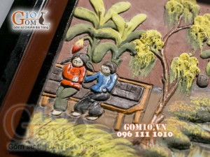 Tranh gốm đất đỏ họa tiết Chị em, 45x55cm