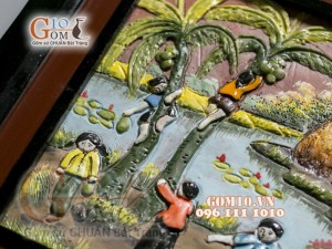 Tranh gốm đất đỏ họa tiết Hái dừa, 45x55cm