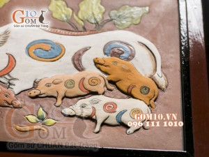 Tranh gốm đất đỏ họa tiết Lợn đàn âm dương, 45x55cm