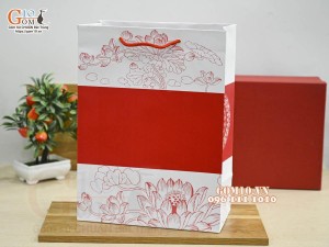 Túi giấy trắng đỏ đựng hộp ấm chén