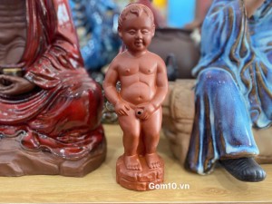 Tượng Cậu bé tè gốm đất đỏ, cao 23cm