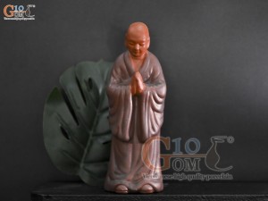 Tượng chú tiểu bái Phật áo nâu, cao 15cm