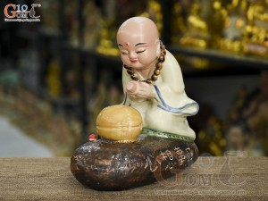 Tượng chú tiểu gõ mõ - tụng kinh men rạn, cao 24cm
