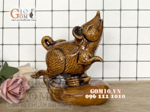 Tượng chuột linh vật vàng bên túi tiền, cao 14cm