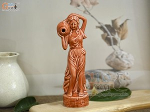 Tượng cô gái đổ nước men màu đỏ, cao 23cm