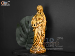 Tượng cô gái đổ nước men màu hoàng thổ, cao 15cm