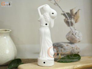 Tượng cô gái đổ nước men màu trắng, cao 23cm