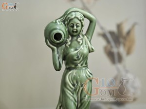 Tượng cô gái đổ nước men màu xanh, cao 23cm