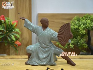 Tượng đạo sĩ men gốm áo xanh múa quạt, cao 15cm