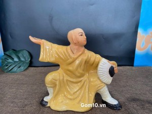Tượng đạo sỹ cầm quạt men gốm vàng, cao 19cm