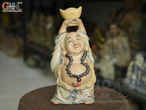 Tượng Di Lạc dáng nâng vàng men rạn, cao 22cm