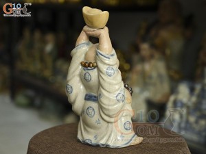 Tượng Di Lạc dáng nâng vàng men rạn, cao 22cm