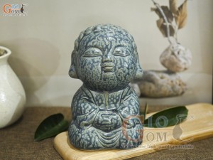 Tượng gốm ngồi An Nhiên màu xanh rêu, cao 20cm