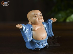 Tượng gốm Chú Tiểu Đón Phúc cao 10cm (Màu ngẫu nhiên)