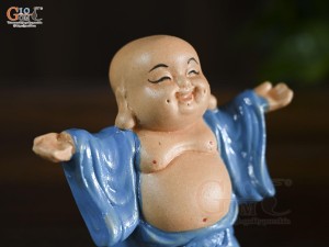 Tượng gốm Chú Tiểu Đón Phúc cao 10cm (Màu ngẫu nhiên)