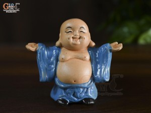 Tượng gốm Chú Tiểu Đón Phúc cao 10cm (Màu ngẫu nhiên)
