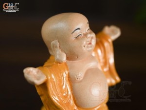 Tượng gốm Chú Tiểu Đón Phúc cao 10cm (Màu ngẫu nhiên)
