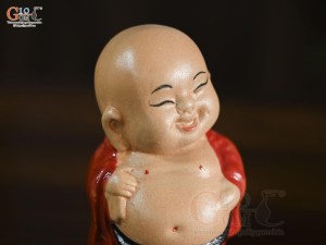 Tượng gốm Chú Tiểu Hoan Hỷ cao 10cm (Màu ngẫu nhiên)