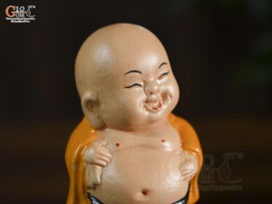 Tượng gốm Chú Tiểu Hoan Hỷ cao 10cm (Màu ngẫu nhiên)