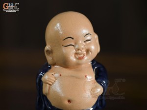 Tượng gốm Chú Tiểu Hoan Hỷ cao 10cm (Màu ngẫu nhiên)