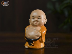 Tượng gốm Chú Tiểu Hoan Hỷ cao 10cm (Màu ngẫu nhiên)