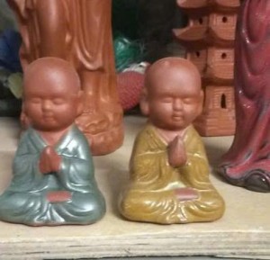 Tượng gốm chú tiểu ngồi thiền, cao 7cm