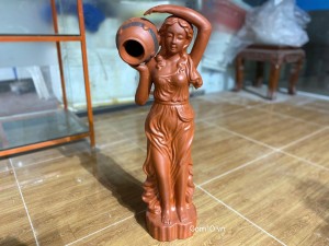 Tượng gốm cô gái ôm vò đổ nước , cao 67cm