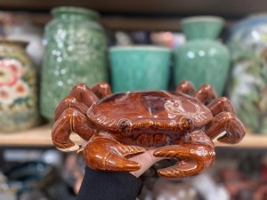 Tượng gốm con cua men nâu, dài 25cm