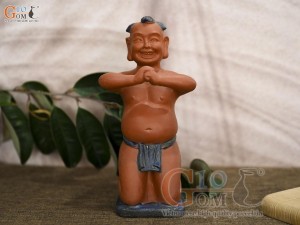 Tượng gốm đất đỏ chú Tiễu quỳ, cao 22cm