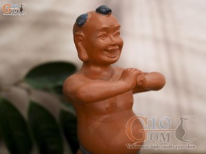 Tượng gốm đất đỏ chú Tiễu quỳ, cao 22cm