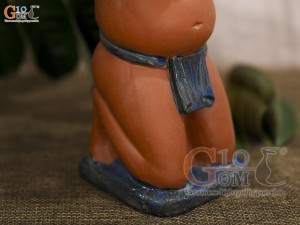 Tượng gốm đất đỏ chú Tiễu quỳ, cao 22cm