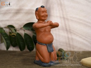 Tượng gốm đất đỏ chú Tiễu quỳ, cao 22cm