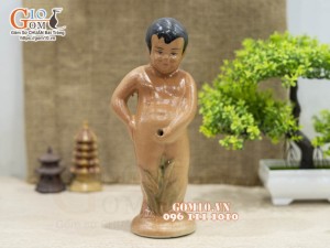 Tượng gốm đất đỏ dáng Cậu bé tè, cao 22cm