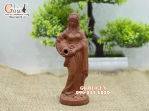 Tượng gốm đất đỏ dáng Cô gái đổ nước, cao 14cm