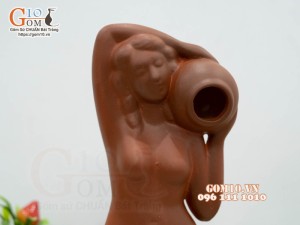 Tượng gốm đất đỏ dáng Cô gái đổ nước, cao 39cm