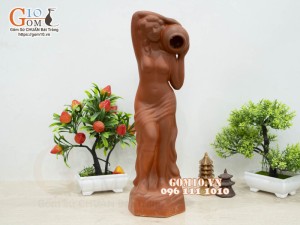 Tượng gốm đất đỏ dáng Cô gái đổ nước, cao 39cm