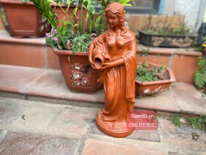 Tượng gốm đất đỏ dáng Cô gái đổ nước, cao 50cm