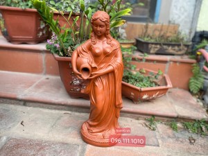 Tượng gốm đất đỏ dáng Cô gái đổ nước, cao 50cm