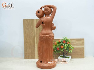 Tượng gốm đất đỏ dáng Cô gái đổ nước, cao 54cm