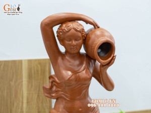Tượng gốm đất đỏ dáng Cô gái đổ nước, cao 54cm