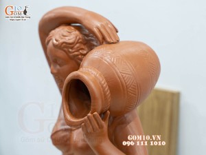 Tượng gốm đất đỏ dáng Cô gái đổ nước, cao 54cm